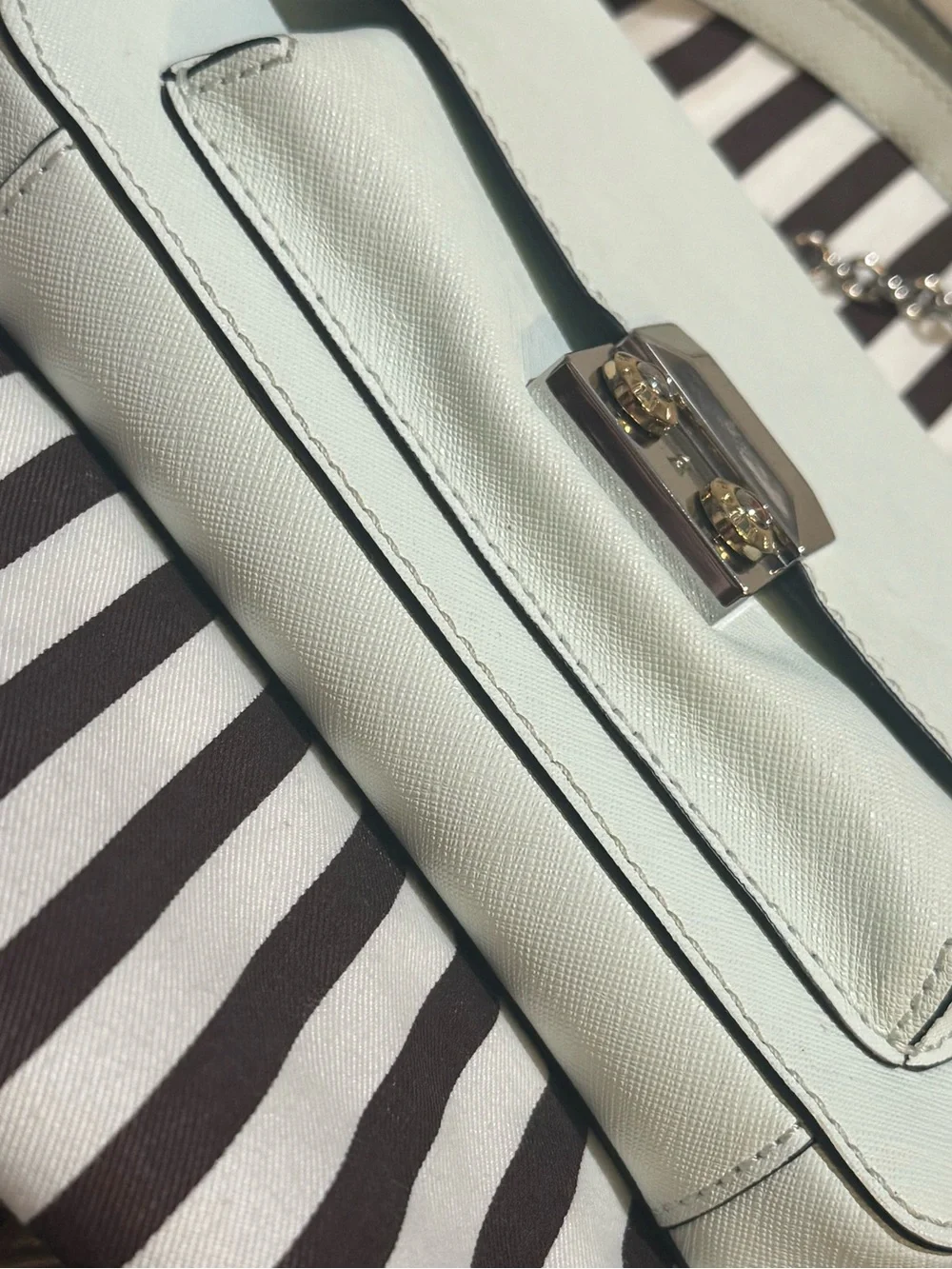 Rare HENRI BENDEL Saffiano Leather Crossbody Wallet on a Chain Mint Green EUC